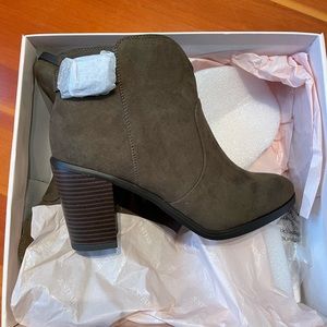 Size 10 Just Fab Olive Booties